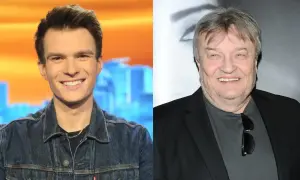 Młody mężczyzna w dżinsowej kurtce i starszy pan w marynarce, przypominający Krisa Cugowskiego.