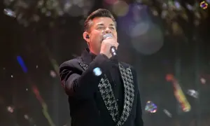 Artysta w czarnym fraku z błyszczącymi zdobieniami śpiewa, a jego zielone oczy zdają się mówić: "akcent przez twe oczy zielone tekst".