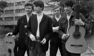 Czterech młodych mężczyzn z gitarami, jakby gotowi do zagrania "czerwone gitary historia jednej znajomości tekst".