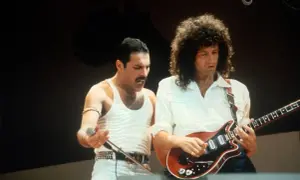 Freddie Mercury i Brian May z Queen podczas legendarnego koncertu Live Aid w 1985 roku.