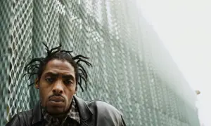 Coolio, w czarnej kurtce, z charakterystycznymi dredami, jakby wyszedł prosto z "Gangsta's Paradise".