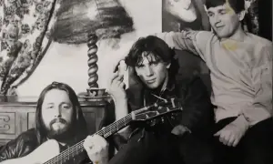 Mirek Breguła z przyjaciółmi, gitarzyści w domowym zaciszu, przygotowują się do wspólnego grania.