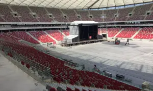 Przygotowania do wielkiego koncertu PGE Narodowy. Scena gotowa, trybuny czekają na tłumy.