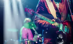 Koncertowa atmosfera, gitarzysta grający na elektrycznej gitarze, a w tle perkusista. To brzmi jak niezapomniane przeboje lat 90.