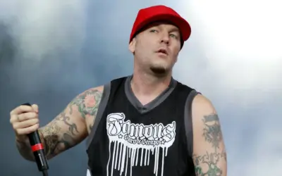 Fred Durst, jeden z członków Limp Bizkit, w czerwonej czapce i koszulce z napisem "Famous Stars & Straps".