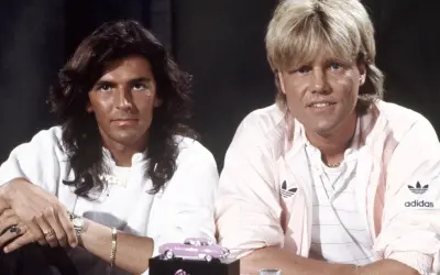 Dwóch członków Modern Talking, Dieter Bohlen i Thomas Anders, pozuje do zdjęcia w latach 80.