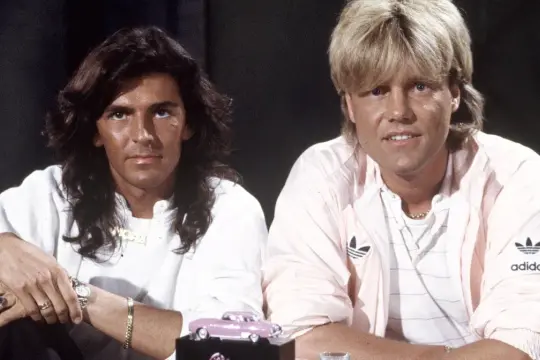 Dwóch członków Modern Talking, Dieter Bohlen i Thomas Anders, pozuje do zdjęcia w latach 80.
