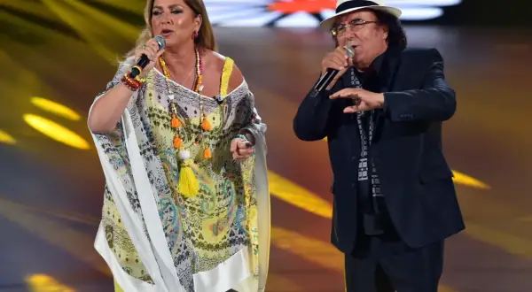 Al Bano i Romina Power na scenie, przypominając swoje największe utwory. Wokalistka w barwnej tunice, wokalista w eleganckim garniturze i kapeluszu.