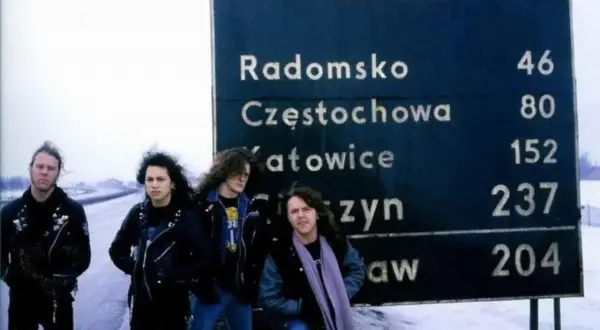 Czterech muzyków zespołu Metallica pozuje przy drogowskazie w Polsce. Może to zapowiedź ich koncertu Metallica Polska 2026?