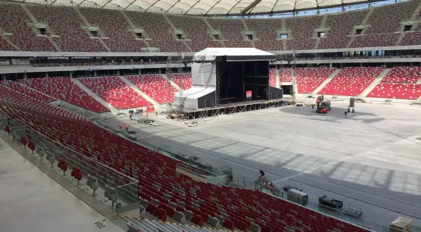 Przygotowania do wielkiego koncertu PGE Narodowy. Scena gotowa, trybuny czekają na tłumy.