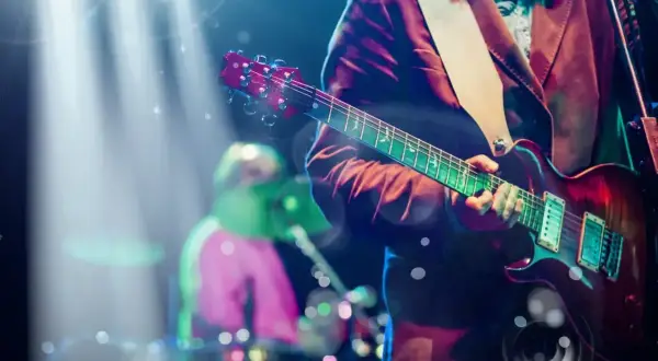 Koncertowa atmosfera, gitarzysta grający na elektrycznej gitarze, a w tle perkusista. To brzmi jak niezapomniane przeboje lat 90.