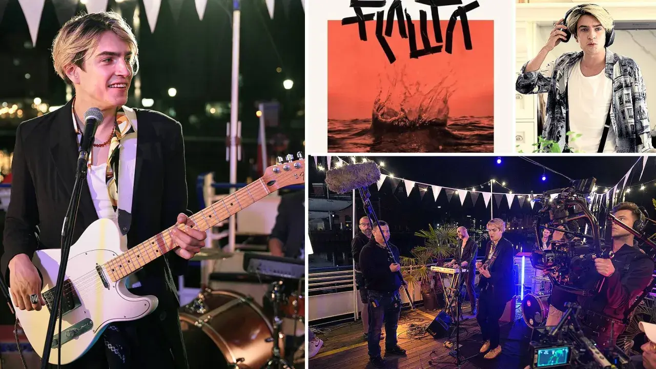 Młody muzyk gra na gitarze elektrycznej podczas koncertu. W tle widać zespół i ekipę filmową. Na górze zdjęcie okładki albumu "Flauta".