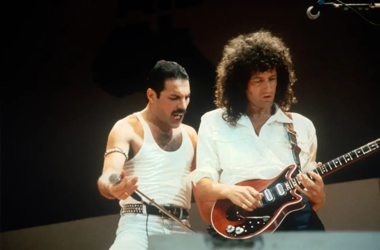 Freddie Mercury i Brian May z Queen podczas legendarnego koncertu Live Aid w 1985 roku.